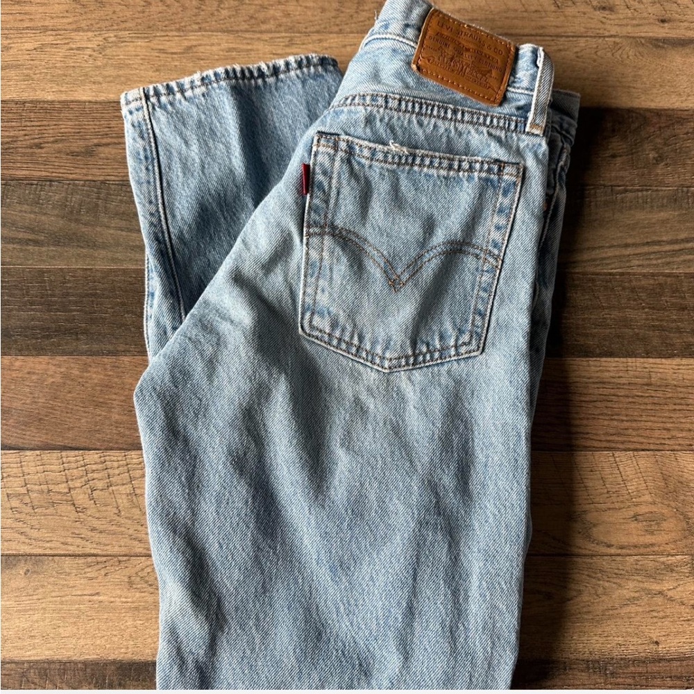 Women’s Levi frayed Jeans